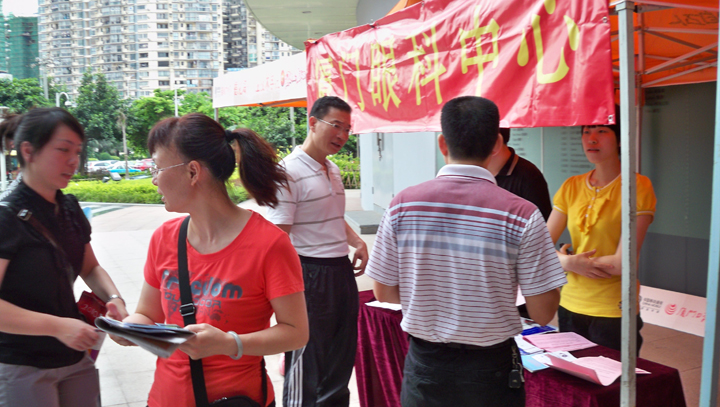 為高考學(xué)生開(kāi)展咨詢(xún)服務(wù)