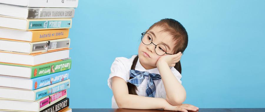 斜視會并發(fā)哪些容易混淆的疾?。?></div>
			<div   id="wximnlmx"   class="me_info">
				<div   id="wximnlmx"   class="info_des">可發(fā)生以下并發(fā)癥： 大部分斜視患者都同時患有弱視。由于斜視患者長期一只眼注視，另一只眼將造成廢用性視力下降或停止發(fā)育，日后即便戴合適的眼鏡，視力也不能達(dá)到正常。 在...</div>
				<div   id="wximnlmx"   class="info_more"><li ><a href=