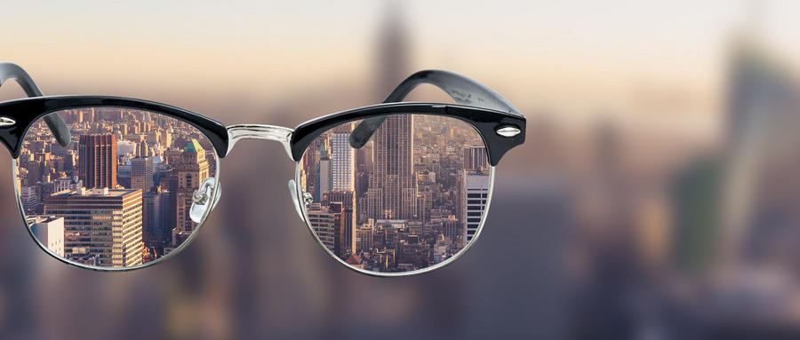 高度近視是由什么原因引起的？