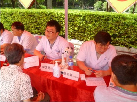 侯家敏教授和李文亮醫(yī)師在回答群眾問(wèn)題