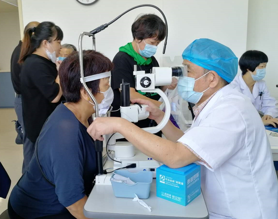 吳護平教授坐診中